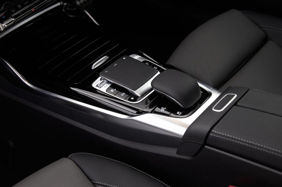 Детали интерьера Mercedes-AMG A35 4Matic Sedan (V177) 2020 года  (AU) (фото 27 из 41)